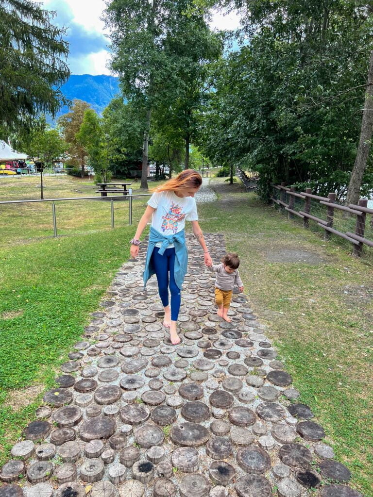 Cosa fare in Valle d'Aosta con bambini: percorso di barefooting io e Aria.