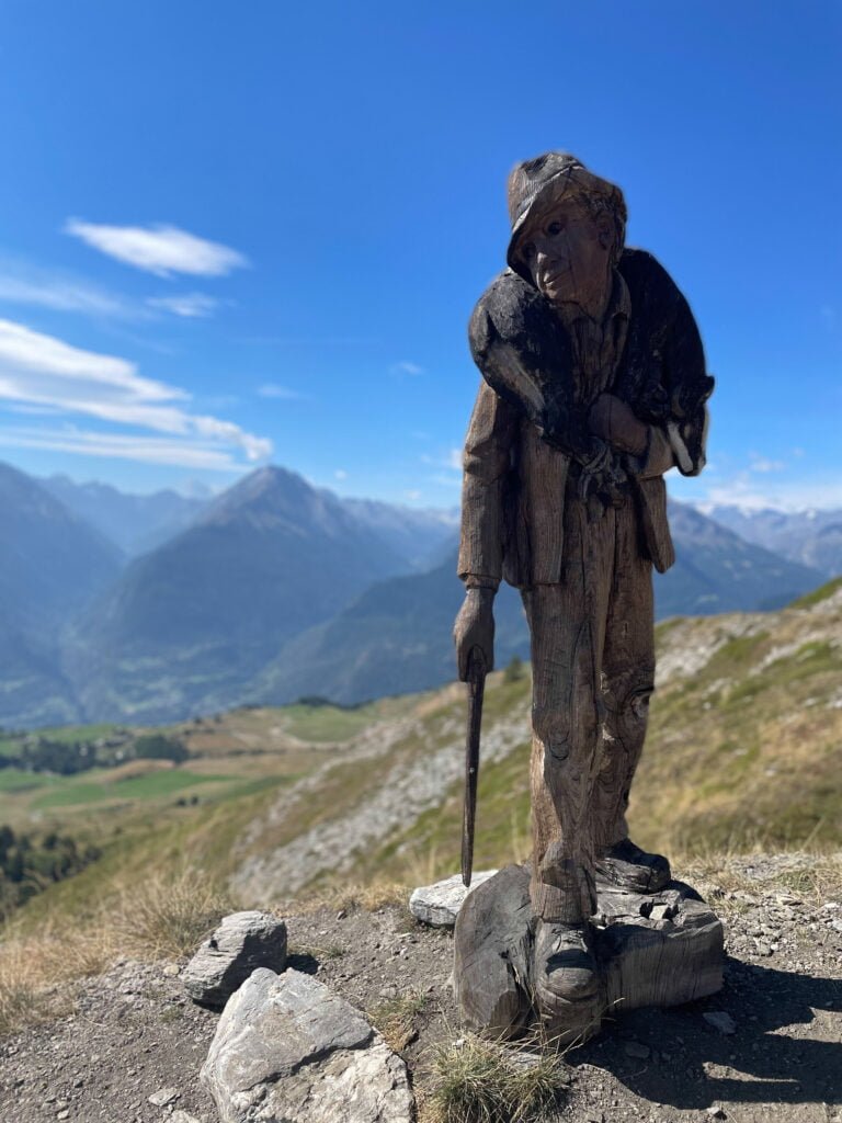 Escursioni in Valle d'Aosta: Statua verso il rifugio Mont Fallèee