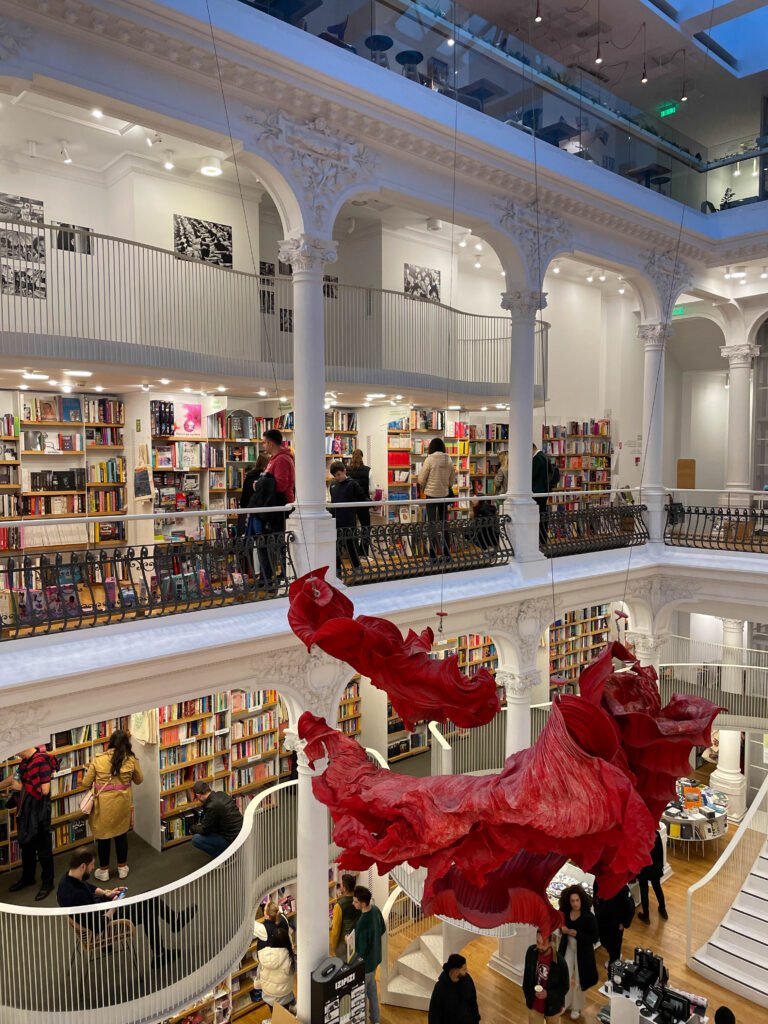 Interno della libreria Carosello a Bucharest