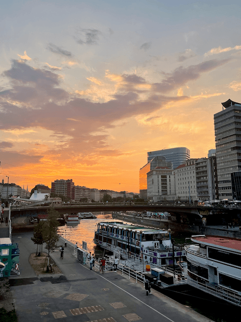Case colorate Vienna: Canale del Danubio al tramonto. 