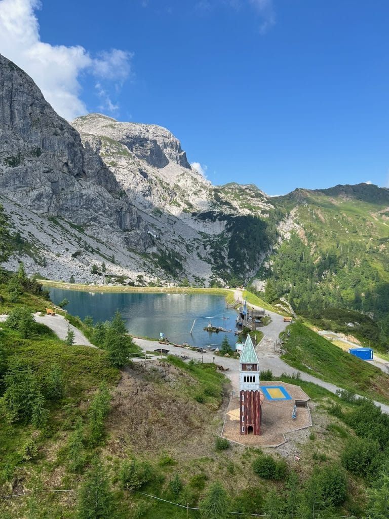 Campanile e lago artificiale Aqua trail per bambini