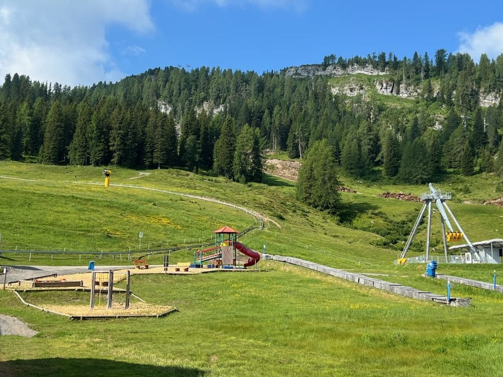 Parchetto alla stazione Tressdorfer Alm con altalena Dondolo Pramollo